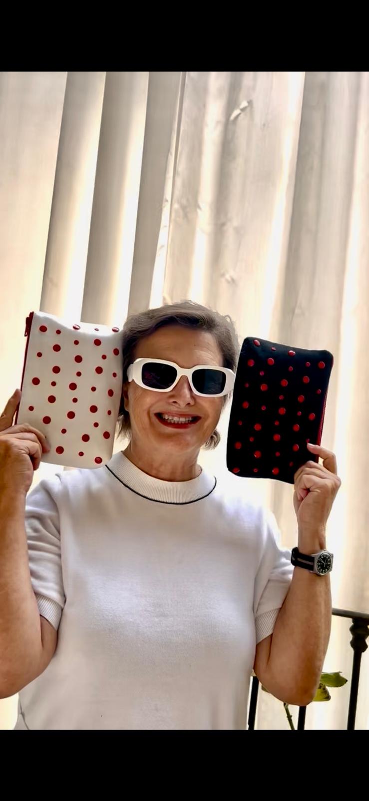 Colección de bolsos y productos de la colaboracion de la fundación Beyeler junto la artista Yayoi Kusama